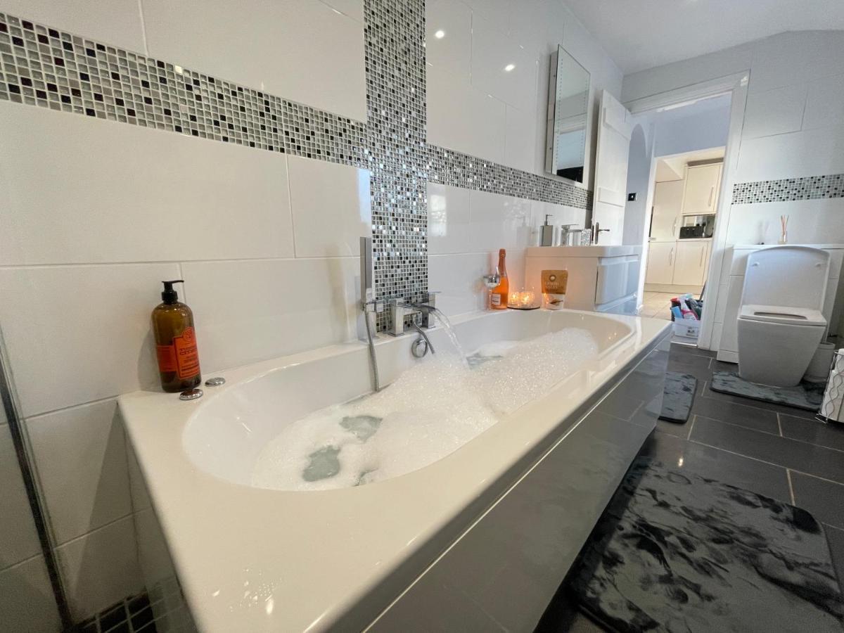 Tollgate House - Luxury Cozy Cottage - Huge Hot Tub - Alton Towers Cheadle  Zewnętrze zdjęcie